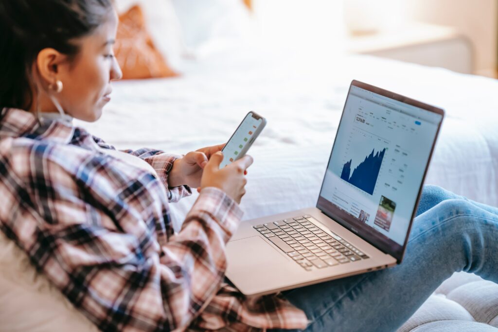 Mujer en el ordenador usando un sistema de telemática para gestión de flotas