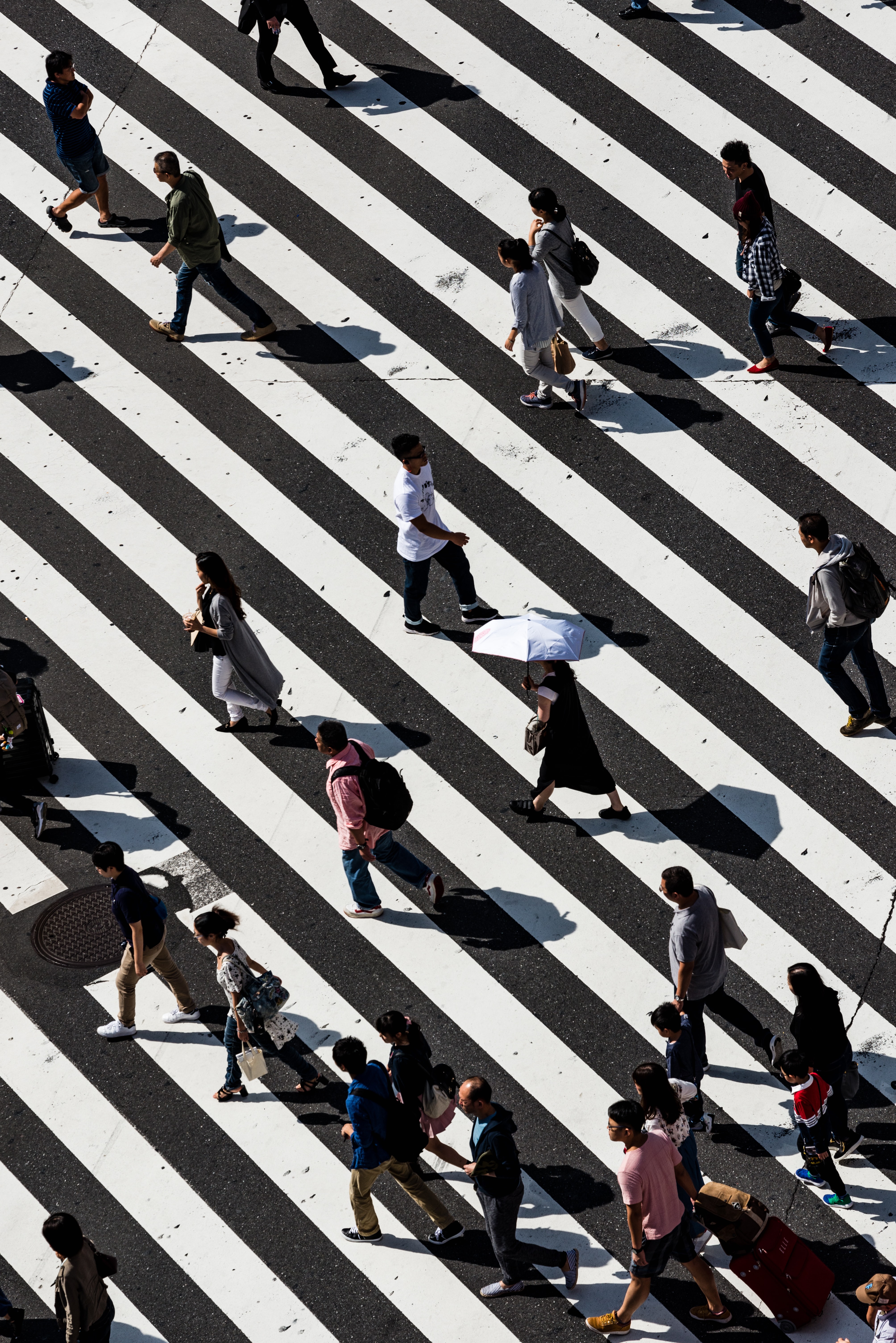 Personas cruzando un paso de cebra en una ciudad metropolitana